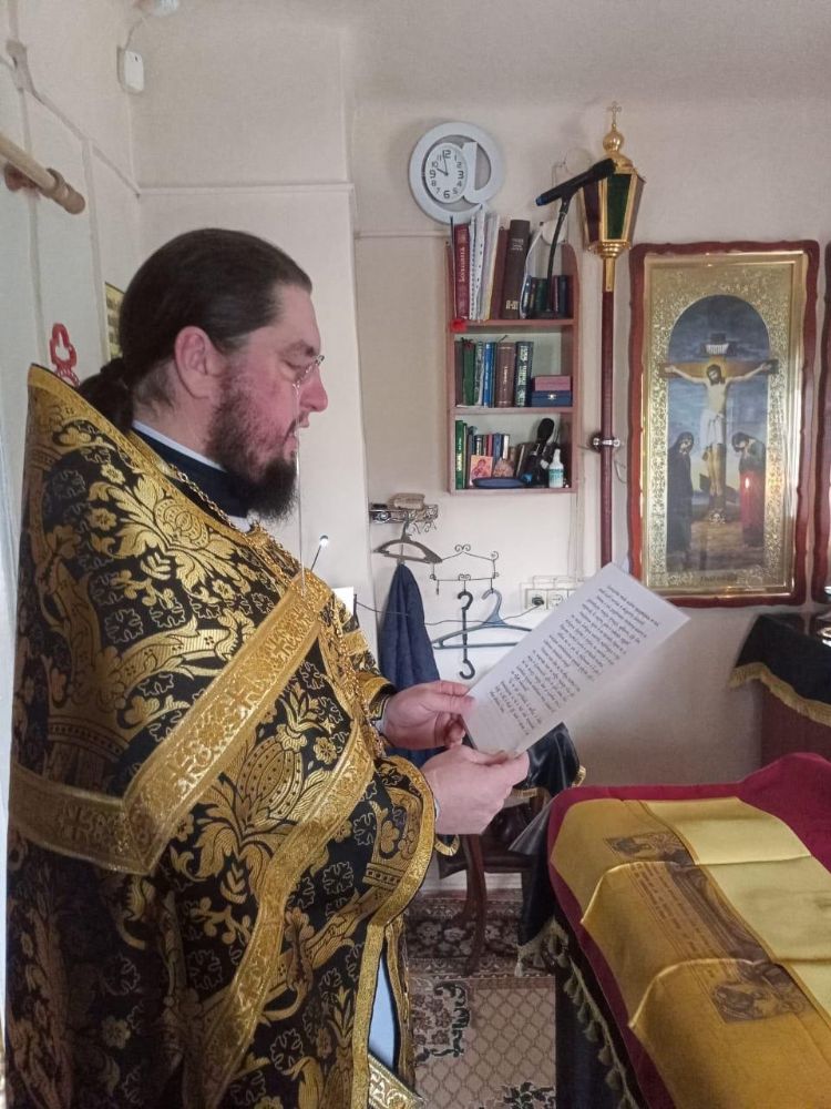 В среду 3 апреля в Александро-Невском храме совершена литургия Преждеосвященных Даров.