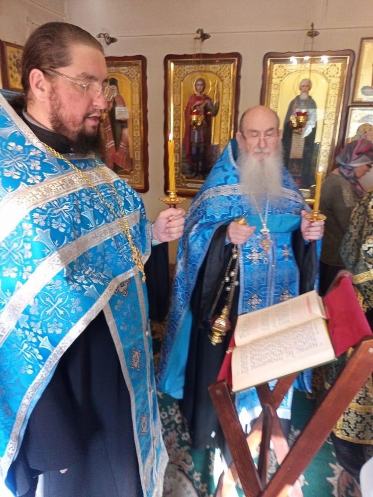 19 апреля в Александро-Невском храме г. Абинска совершено вечернее богослужение с чтением акафиста Пресвятой Богородице.